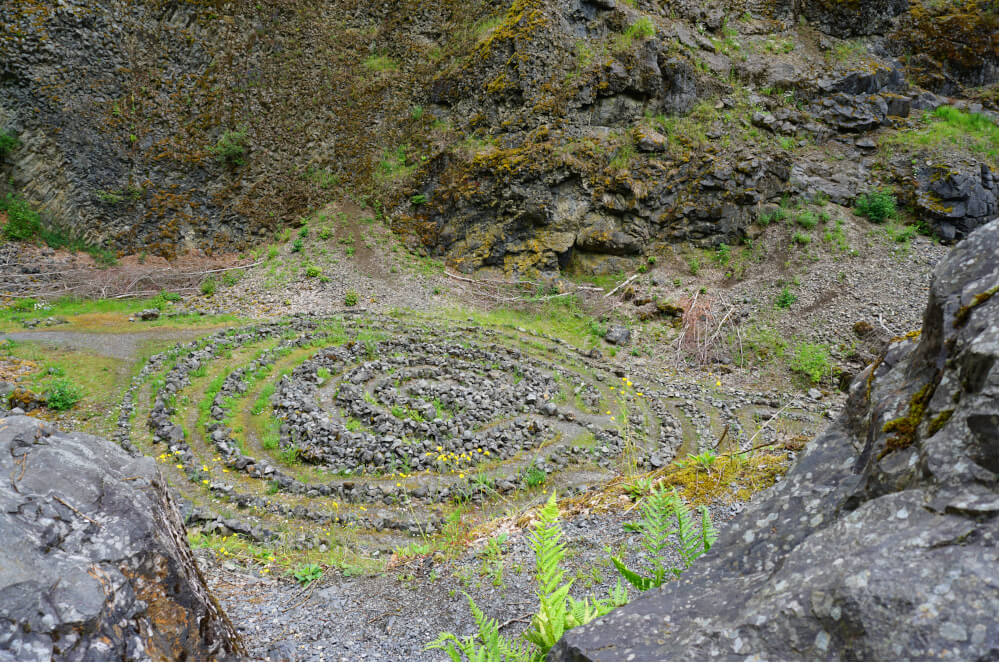 Labyrinth aus Basaltbrocken im Vulkanschlot Arensberg in der Vulkaneifel 