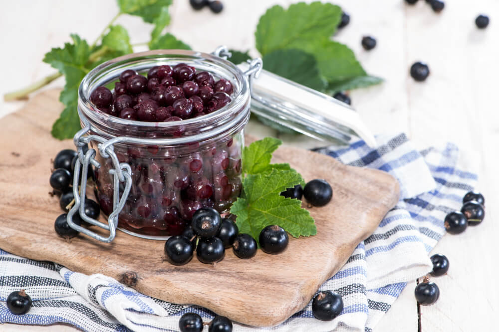 schwarze Johannisbeeren  im Glas